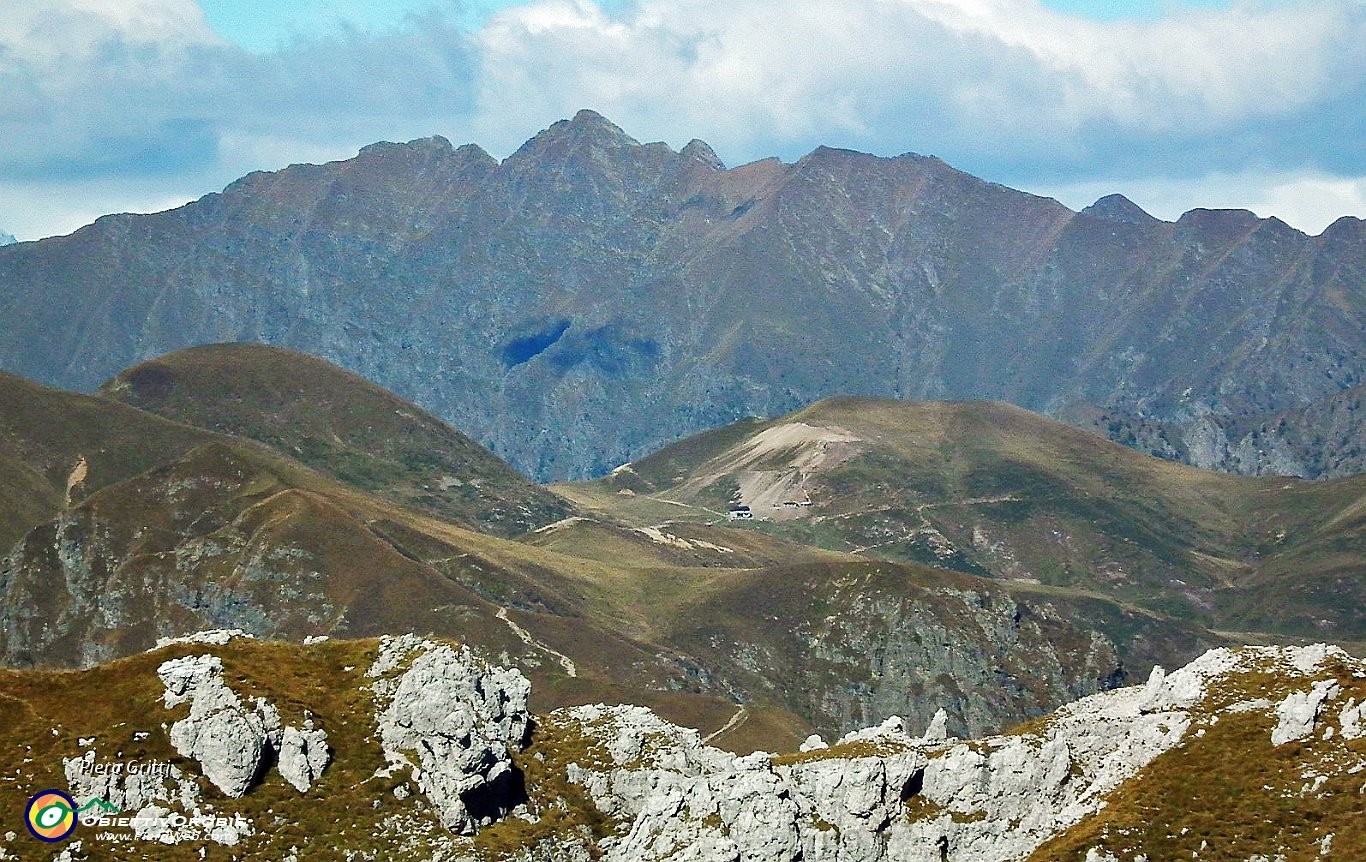 58 Vista verso il Rif. Grassi....jpg